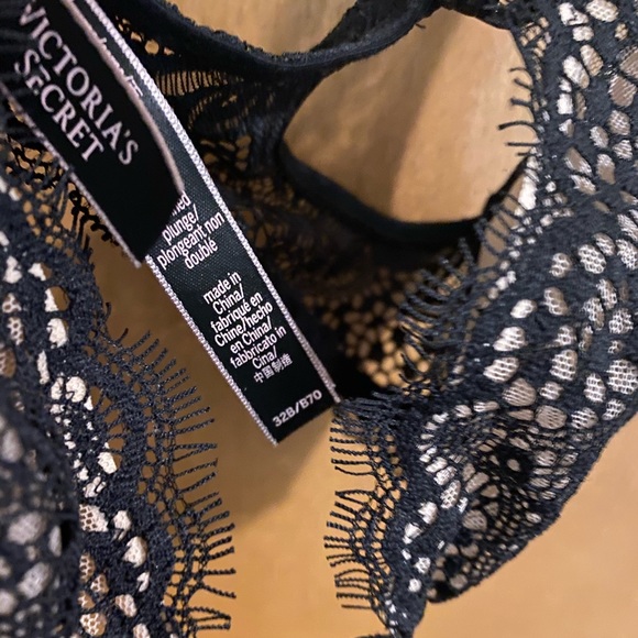 Black unlined plunge Victoria secret bra - Picture 2 of 3